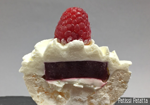 recette de coupe meringuée, sphères meringuées aux framboises, coupe framboise, confit de framboises, chantilly, dessert à la framboise, desserts, meringues, dessert design, douceurs, gourmandise, framboises, patissi-patatta