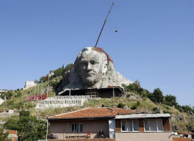 The Bust of Ataturk, pahatan gunung
