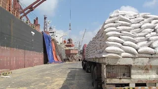 تصدير 10 آلاف طن دقيق من السويس إلي اليمن