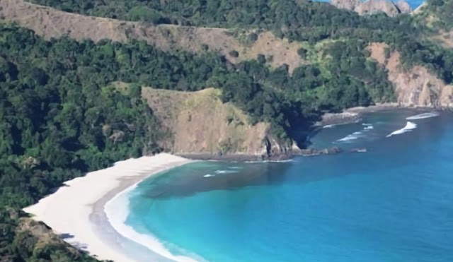 Pantai Bina Natu di Kabupaten Sumba Barat, Provinsi Nusa Tenggara Timur