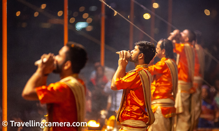 With lot of travel (personal & business) in last 5 months, we are lagging behind in sharing some of these experiences. We were in Benaras during Mahindra Kabira Festival, which happens in the month of November every year. During the same trip, we also took out time to walk around the beautiful city of Kashi and one of the most talked experiences of Varanasi is Ganga Aarti, which takes place on different ghats during morning as well as evening. Through this blogpost, we want to share these Ganga Aarti experiences on different ghats and will also share some recommendations.