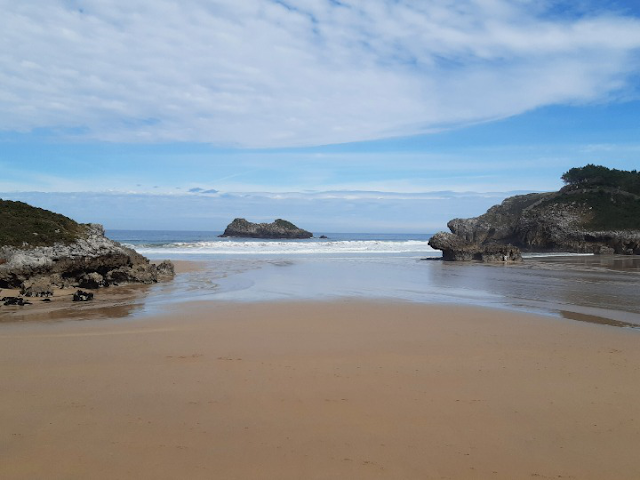 Playa Las Cámaras y el castro Gaitero