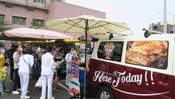 彰化醫院場外的園遊會，20多台胖卡車提供餐飲，除了護理人員之外，員工和社區的民眾一起參與，也向護理師說節日快樂，也祝勞工勞動節快樂。（記者林明佑翻攝）