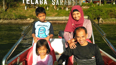 naik boat di telaga sarangan