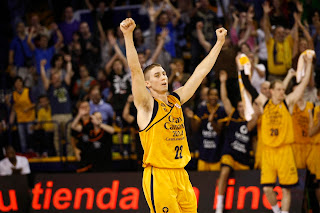 Jaycee Carroll alza los brazos en señal de victoria tras el partido. ACB PHOTO