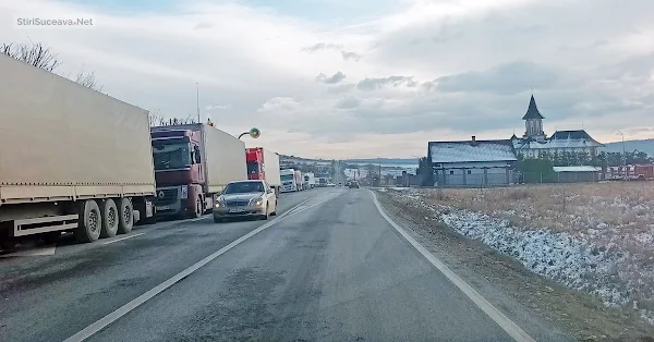 Coada de camioane spre Ucraina a ajuns până în Dărmănești, la 33 de kilometri de Vama Siret