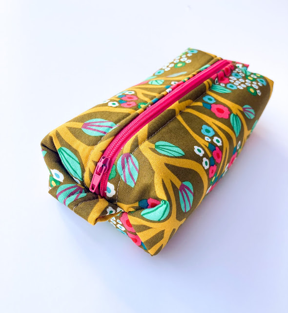 Little Travel Zipper Pouch with Boxed Corners - Free Sewing tutorial