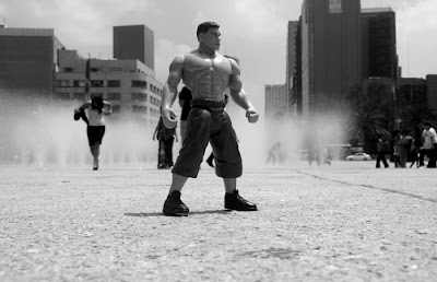 El luchador es un audiovisual con imágenes tomadas por Alberto Loranca, estudiante del taller de fotografía para ciegos y débiles visuales de Ojos que Sienten donde participé como maestro este verano.   Entrevisté a Loranca para el audio e hice la producción final de la presentación. Conocí a Alberto cuando estaba trabajando en mi propio audio-slide show sobre esta escuela de fotografía para personas visualmente discapacitadas.  Alberto Loranca es ciego de nacimiento. En este trabajo usa un luchador de juguete y una linterna para representar sus reflexiones sobre la vida, en particular la lucha que la gente afronta para tener éxito y lograr ser mejores personas.   Encontré sus fotos mientras organizaba el archivo fotográfico de la asociación y le pregunté sobre qué había querido comunicar con ellas. Me encantaron el concepto y el mensaje, es simple y está lleno de sabiduría. Esta presentación es diferente a otras que he producido anteriormente, su voz es el único sonido que aparece y las fotografías son en blanco y negro.