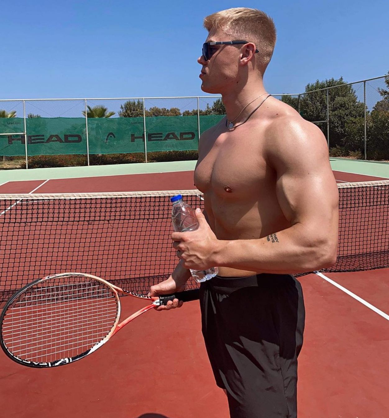 hot-shirtless-guy-oscar-aeroe-handsome-blond-tennis-player-sexy-body