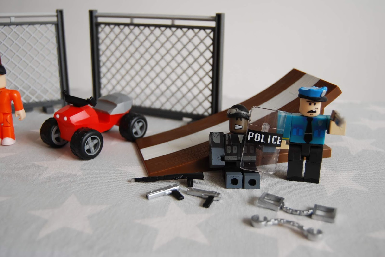 Chic Geek Diary Roblox Series 5 Toys Review Giveaway - police sound roblox