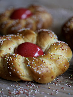 brioche de Pâques , tresse , oeuf dur coloré