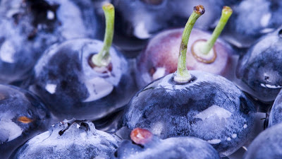  ialah buah beri berbentuk bundar kecil berwarna biru gelap dengan mahkota diujung buahnya Nih Wallpaper Gambar Buah Blueberry
