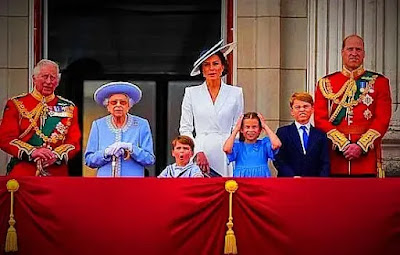 Queen Elizabeth II appears twice on the palace balcony as the Platinum Jubilee Gala kicks off in London