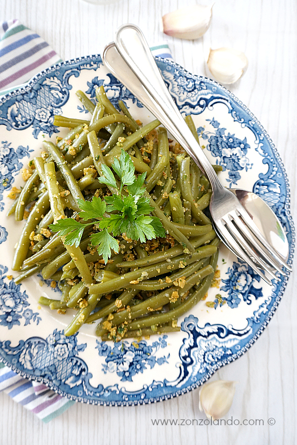 Ricetta per contorno verdure con fagiolini all'aglio croccanti briciole - garlic green beans with crispy corn chip crumbs recipe