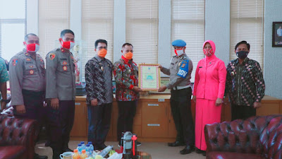 Bupati Lampung Selatan Berikan Penghargaan Kepada Anggota Provost Polsek Sidomulyo