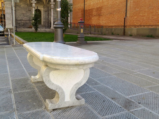 Panchina di marmo e fontanella, Piazza Grande, Livorno