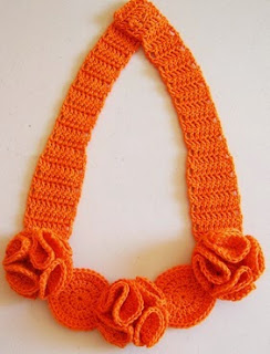 http://chabepatterns.com/free-patterns-patrones-gratis/jewelry-joyeria/crochet-flower-necklace-collar-de-flores-a-crochet/