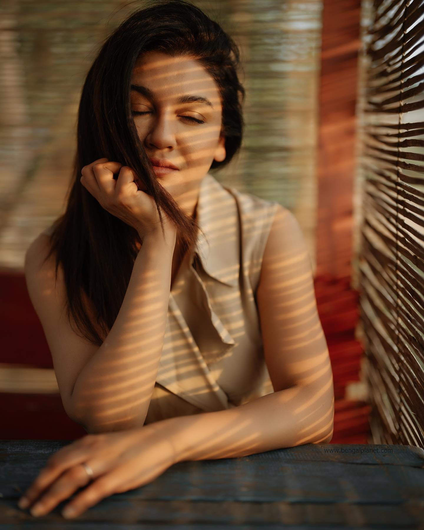 Actress-Jaya-Ahsan-stunning-photos-in-a-sleeveless-trench-coat-11-Bengalplanet.com