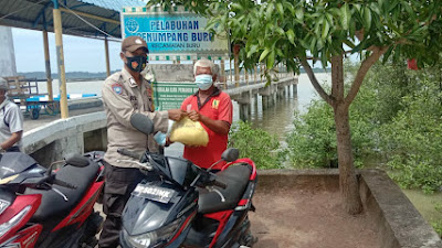 Polsek Buru Polres Karimun Salurkan Bansos Ke Nelayan Terdampak Penyesuaian Harga BBM