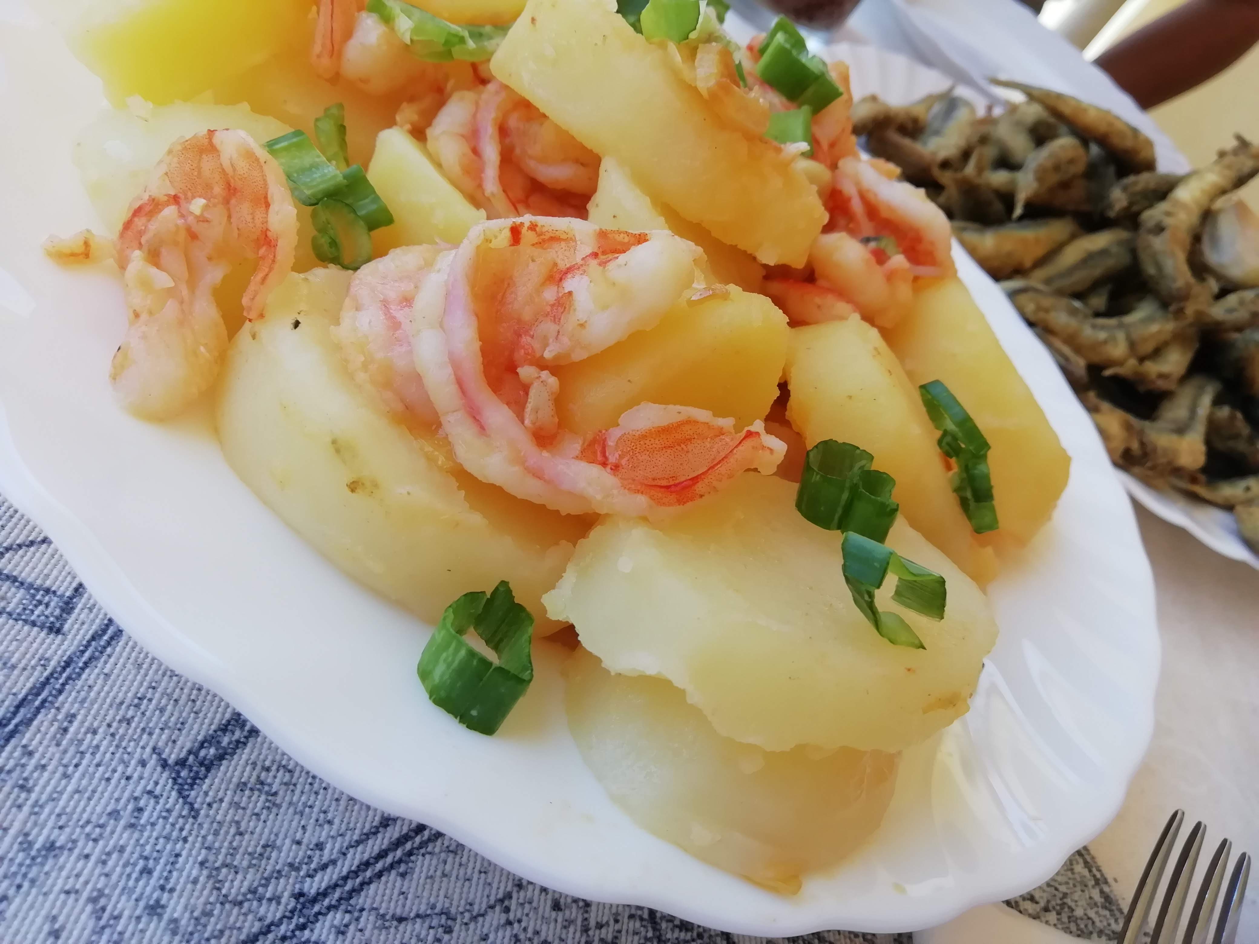 Patatas salteadas con lasgostino y ajo