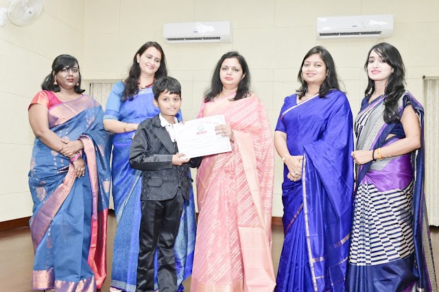 वाराणसी मंडल : 30 बच्चों को प्रशस्ति पत्र एवं नगद पुरस्कार प्रदान कर किया सम्मानित