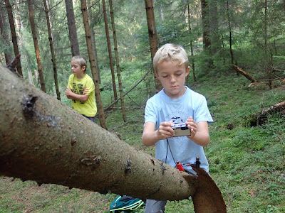 grzyby 2018, dzieci na grzybobraniu, zabawa na grzybobraniu, dziecko uczy się fotografować