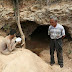 Bizarro: Chinês deixa seu filho doente acorrentado em uma caverna.