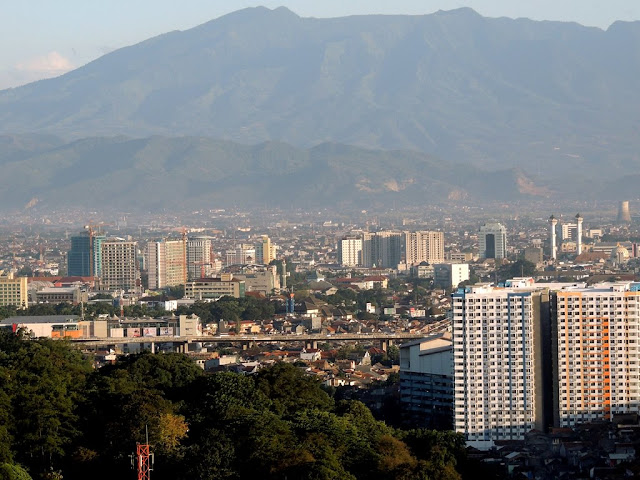 Kota Bandung adalah kota dengan pencakar langit terbanyak ketiga di Indonesia