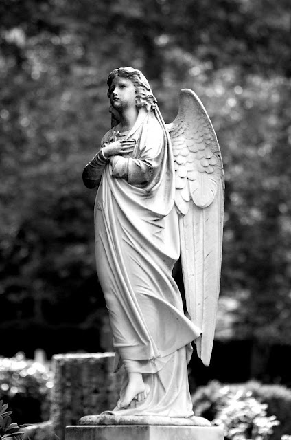 Ángel en un cementerio sin identificar. https://www.flickr.com/photos/tags/cemetery