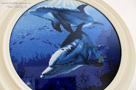 Дельфины Вышивка с дельфинами Дельфины, вышитые крестиком RTO Дельфинарий в Набережных Челнах отзывы Блог Вся палитра впечатлений Дельфины в морской глубине с оформление в круглую раму