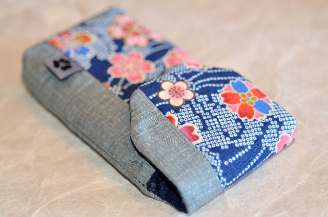 Handytasche Hikari aus japanischen Stoffen von Noriko handmade, Japan, Design, Einzelstück, japanisch, Unikat, handgemacht, handgefertigt, Handyhülle, phone case, japanese fabric, Klettverschluss