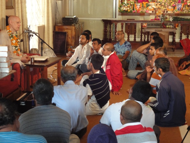 Sankarshan Das giving Sunday Feast Lecture, Phoenix, Mauritius