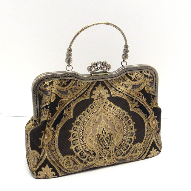 Вечерняя сумка: черная сумочка с фермуаром "корона", золотой орнамент. Ручная работа. Доставка почтой или курьером