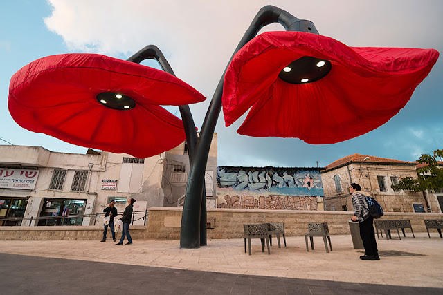 "Warde" - kwiatowe lampy, które rozkwitają gdy staniesz pod nimi (Jerozolima, Skwer Vallero). "Warde" - these flower lamps bloom when people stand under them (Jerusalem, Vallero Square).