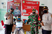 Babinsa dan Bhabinkamtibmas Pulo Aceh Dampingi Pelaksanaan Vaksinasi