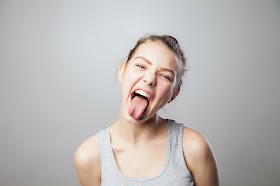 伸舌頭防止形成雙下巴