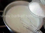 Prajitura simpla cu branza si gris preparare reteta - indulcim laptele cu zahar