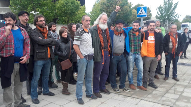 Unai Vázquez y el resto de acusados de Askapena, ante la sede de la Audiencia Nacional en San Fernando de Henares. Foto: Libre