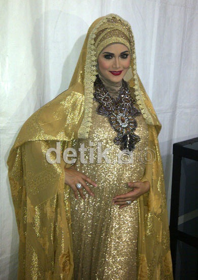 Busana Muslim Artis Indonesia