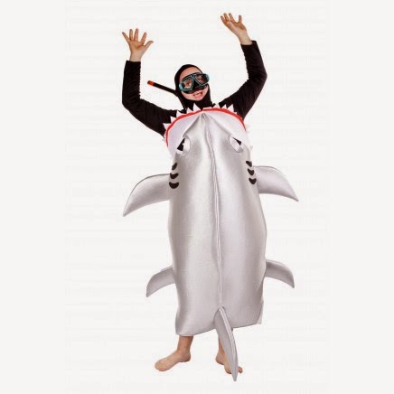 Disfraz tiburón devorando a buzo