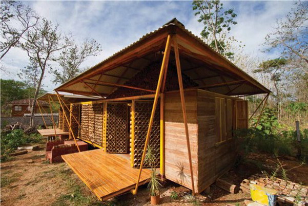 Green Arsitektur dengan Rumah Bambu 10