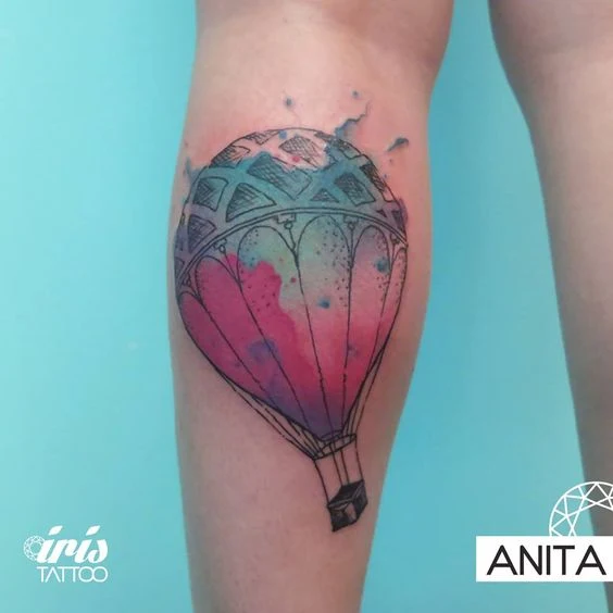 imagen de un tatuaje de globo aerostatico para mujer