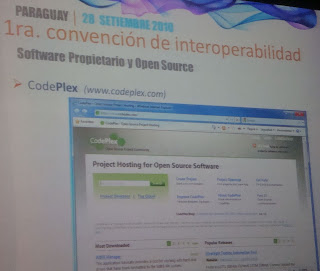 Imágenes de la charla de Rodrigo Gutiérres sobre Interoperabilidad, Open Source y Software Propietario
