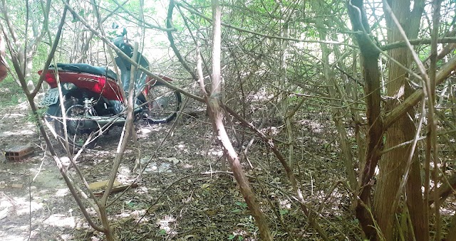 Moto com restrição criminal é encontrada abandonada em terreno no bairro Dirceu Arcoverde