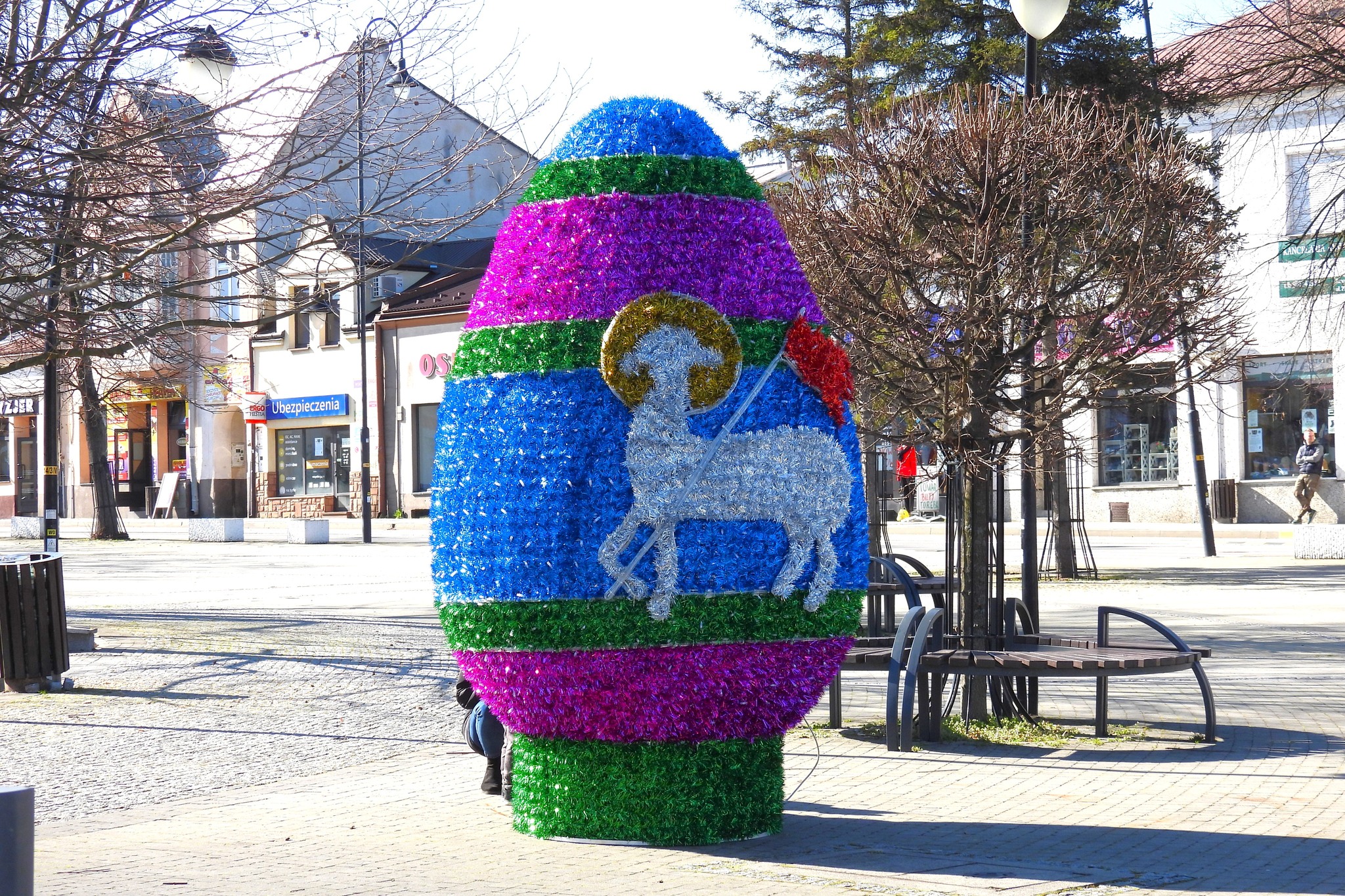 Wielkanocna pisanka i zielony krokodyl w centrum Kolbuszowej [ZDJĘCIA]