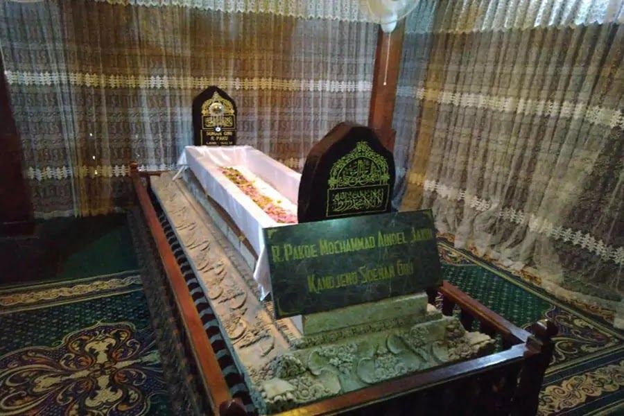 Referensi Rekreasi Religi di Gresik, Ada Makam Panjang di Pinggir Pantai