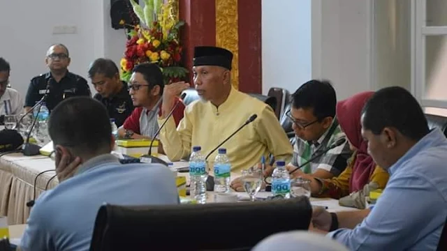 Foto: Rapat. Cegah Penyebaran Virus Corona, Ini Langkah Pemko Padang.