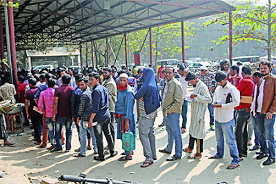 চুক্তিতে কাজ করে দেয় দালালরা by হাফিজ মুহাম্মদ