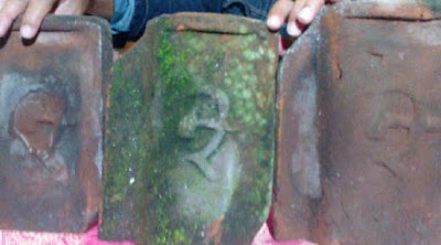 Warga Heboh, Ditemukan Genteng Kuno Berlambang Palu-Arit di Lumajang