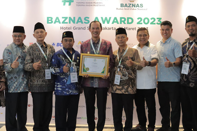 Baznas RI Ganjar Harnojoyo dengan Penghargaan Wali Kota Pendukung Utama Pengelolaan Zakat